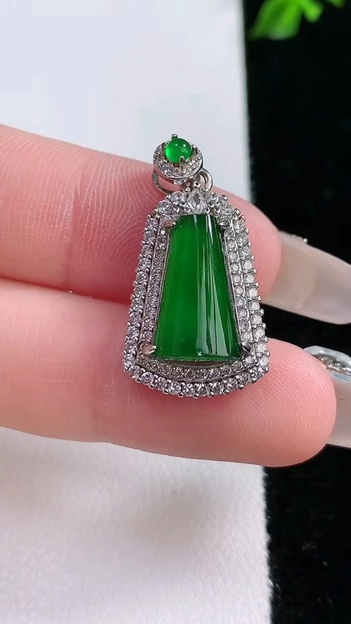 天然A货翡翠无事牌吊坠，尺寸21.5-14.5-7.5，重:3.08g
4月17日