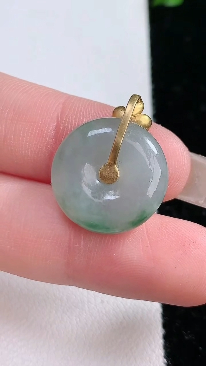 天然A货翡翠18K金飘花路路通吊坠，尺寸21.6-17.8-6.6，重:4.42g
4月17日