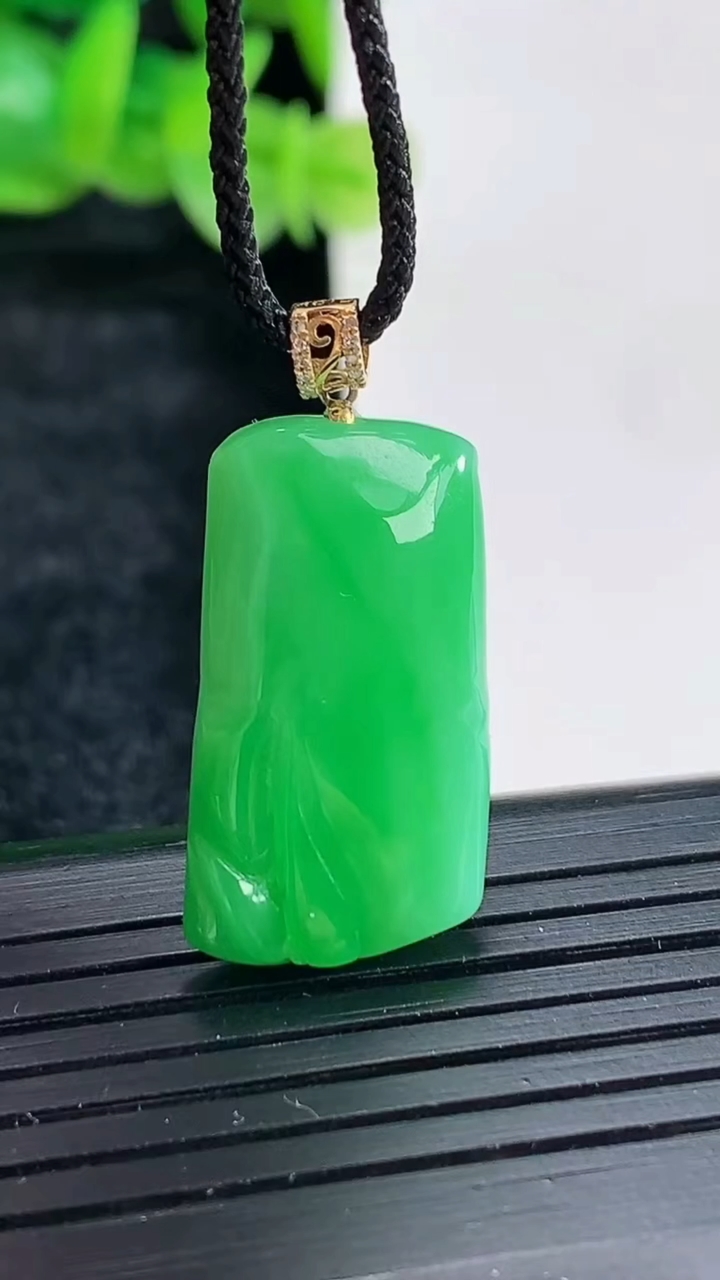 天然A货翡翠节节高升 竹节吊坠尺寸23.6-13.5-5.5重量:4.52g
4月17日