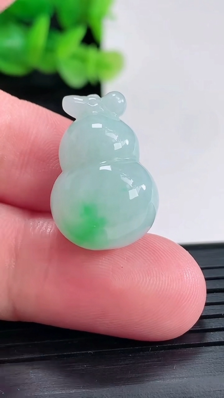 天然A货翡翠葫芦吊坠尺寸23-15-12.8重量:6.96g
4月17日