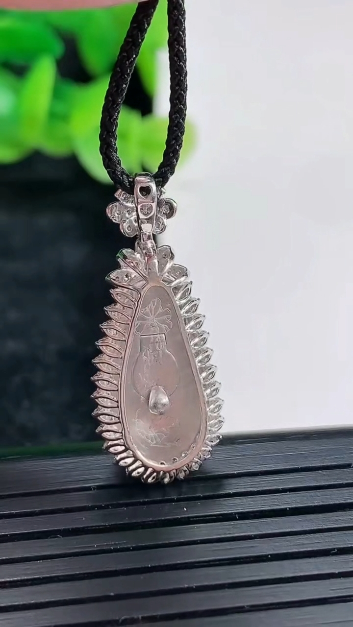 天然A货翡翠福豆吊坠尺寸29.5-12.5-8，裸石18-8重量:3.24g
4月17日