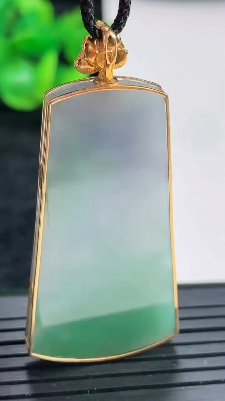 天然A货翡翠无事牌吊坠尺寸51-23-4，裸石43-23重量:10.43g
4月17日