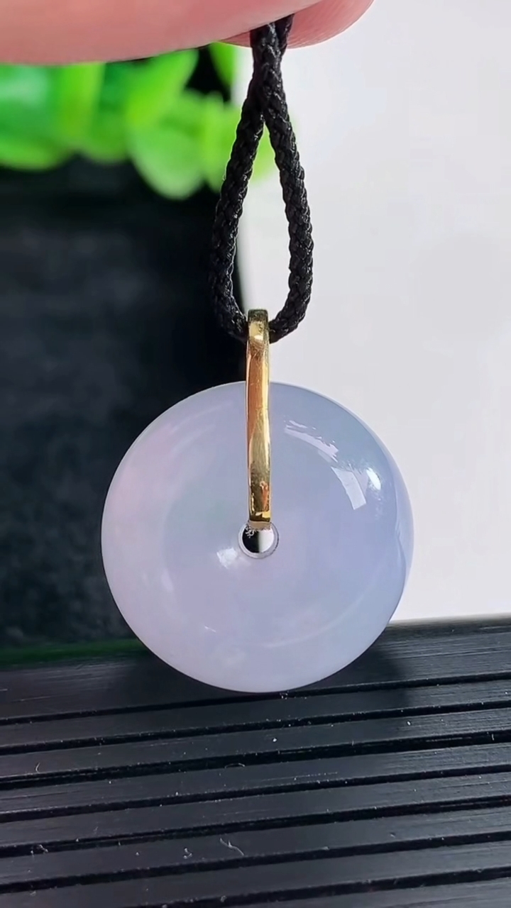 天然A货翡翠18k金紫罗兰路路通吊坠尺寸20-12重量:10.44g
4月17日