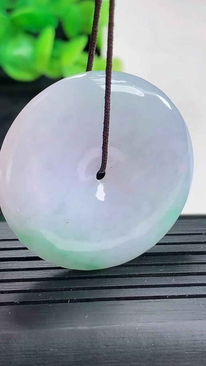 天然A货翡翠春带彩 紫罗兰平安扣吊坠尺寸35-5.5重量:15.50g
4月17日