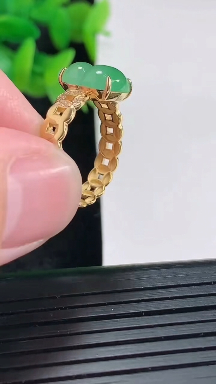 天然A货翡翠葫芦戒指尺寸内径17，尺寸11-8-5重量:2.36g2026年4月17日
工厂直销收藏佳品,种好水足，色泽均匀，有种有色，上手高大气！