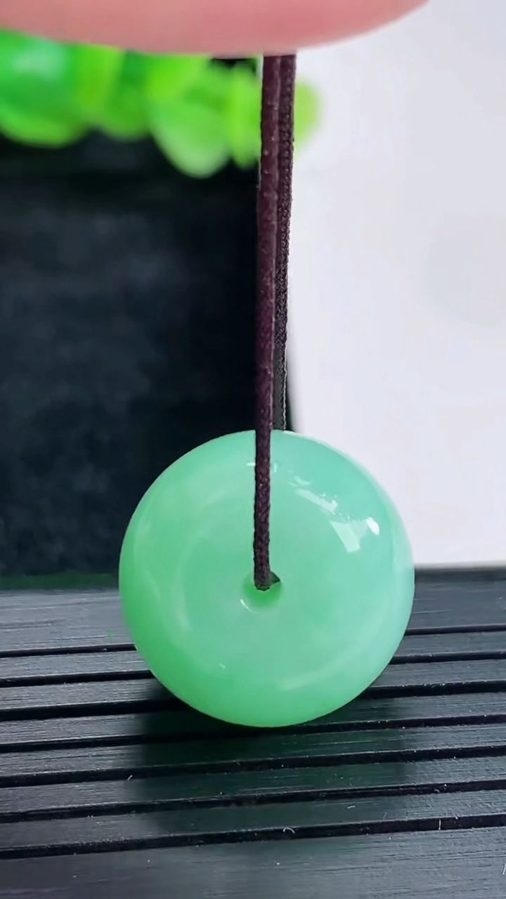 天然A货翡翠路路通吊坠尺寸17.4-13重量:8.17g
4月17日