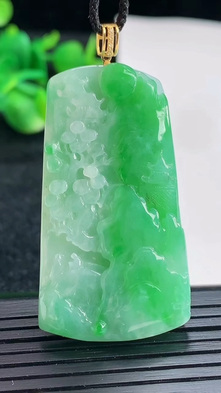 天然A货翡翠山水牌吊坠尺寸46-25.5-8重量:20.16g
4月17日