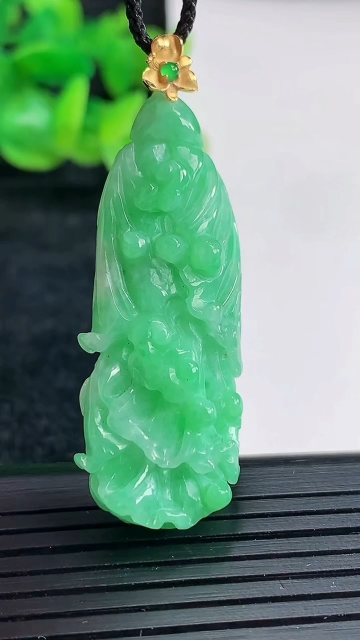 天然A货翡翠白菜吊坠尺寸43.6-18-11.6重量:12.17g
4月17日