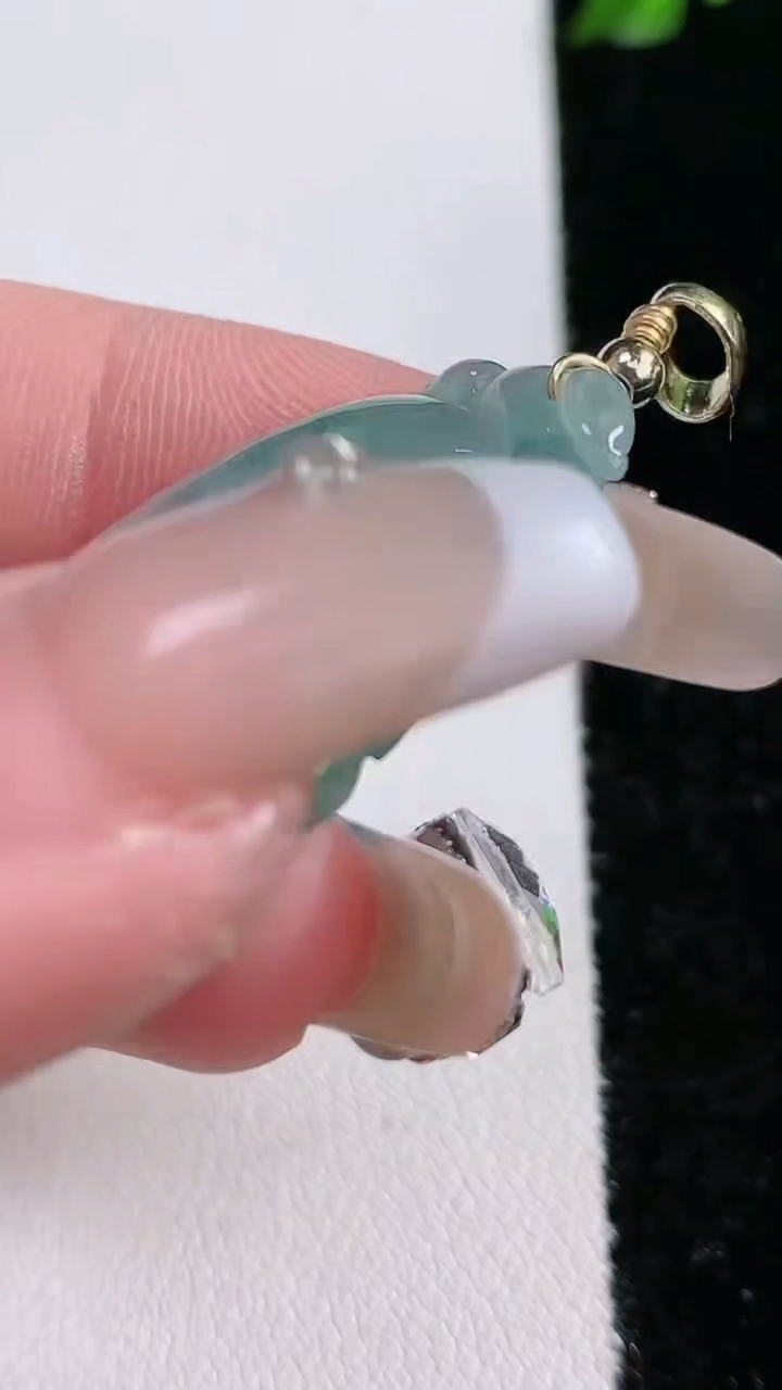 天然A货翡翠飘花如意吊坠，尺寸32.5-19.6-6.6，重:8.15g
4月17日