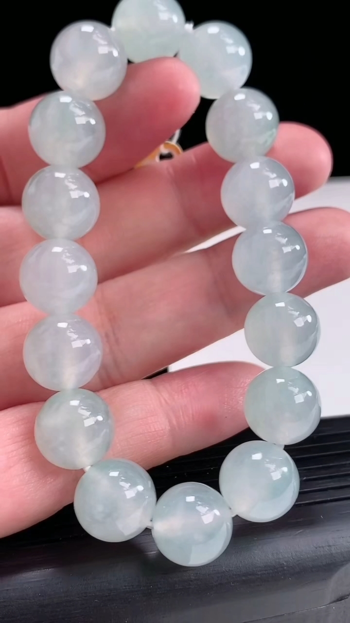 天然A货翡翠种白冰圆珠手串尺寸12-16颗重量:48.65g4月17日
工厂直销收藏佳品,种好水足，色泽均匀，有种有色，上手高大气！