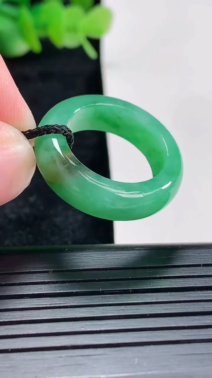 天然A货翡翠玉指环戒指尺寸17.2-6.6-4.2重量:5.39g2026年4月17日
工厂直销收藏佳品,种好水足，色泽均匀，有种有色，上手高大气！