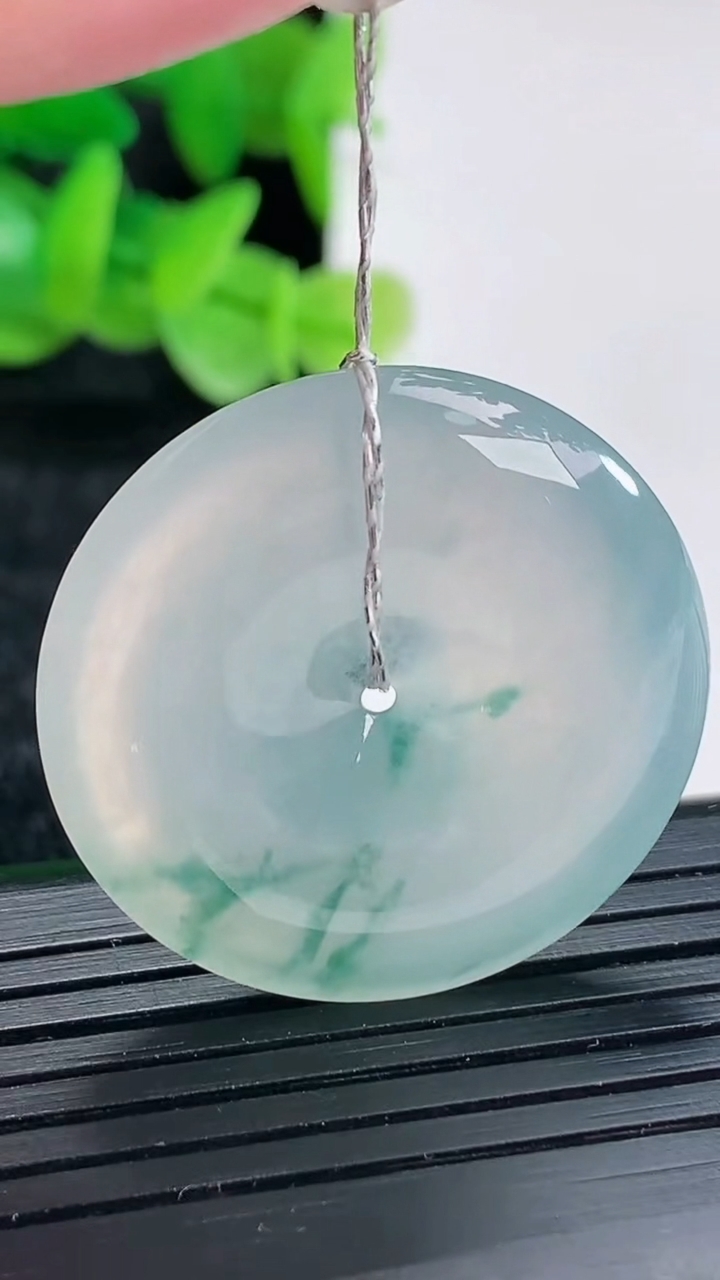 天然A货翡翠种飘花平安扣吊坠尺寸30-5.5重量:10.52g
4月17日