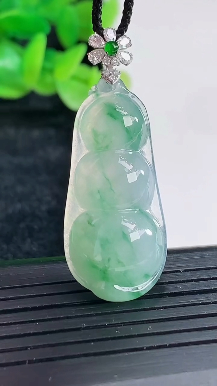 天然A货翡翠种飘花福豆吊坠尺寸34-16-7重量:6.05g
4月17日