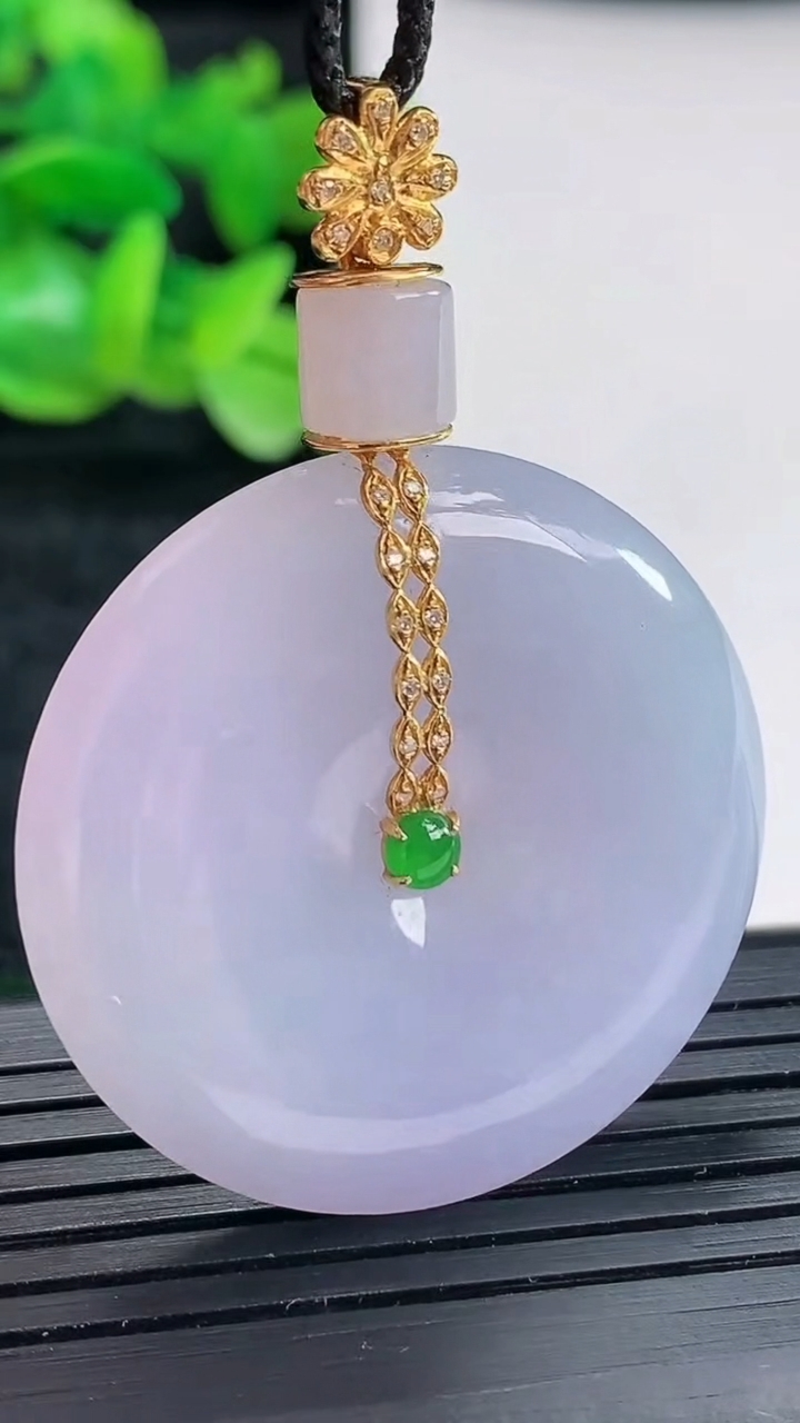 天然A货翡翠种紫罗兰平安扣吊坠尺寸34.5-6重量:16.62g
4月17日