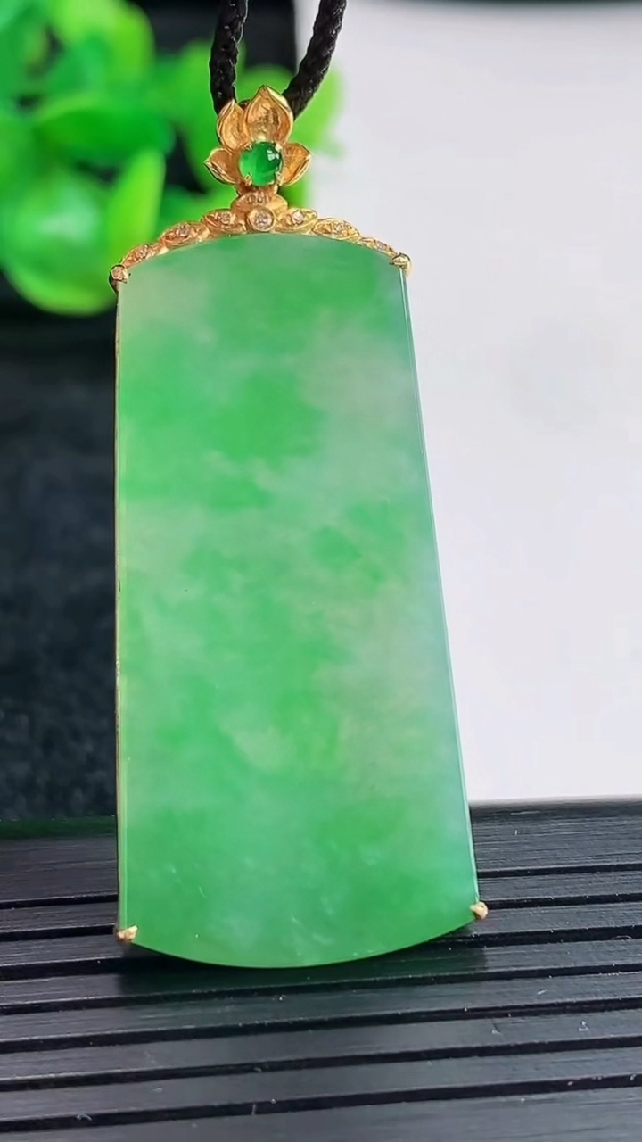 天然A货翡翠无事牌吊坠尺寸49.5-21-3.6，裸石41-21重量:8.21g
4月17日