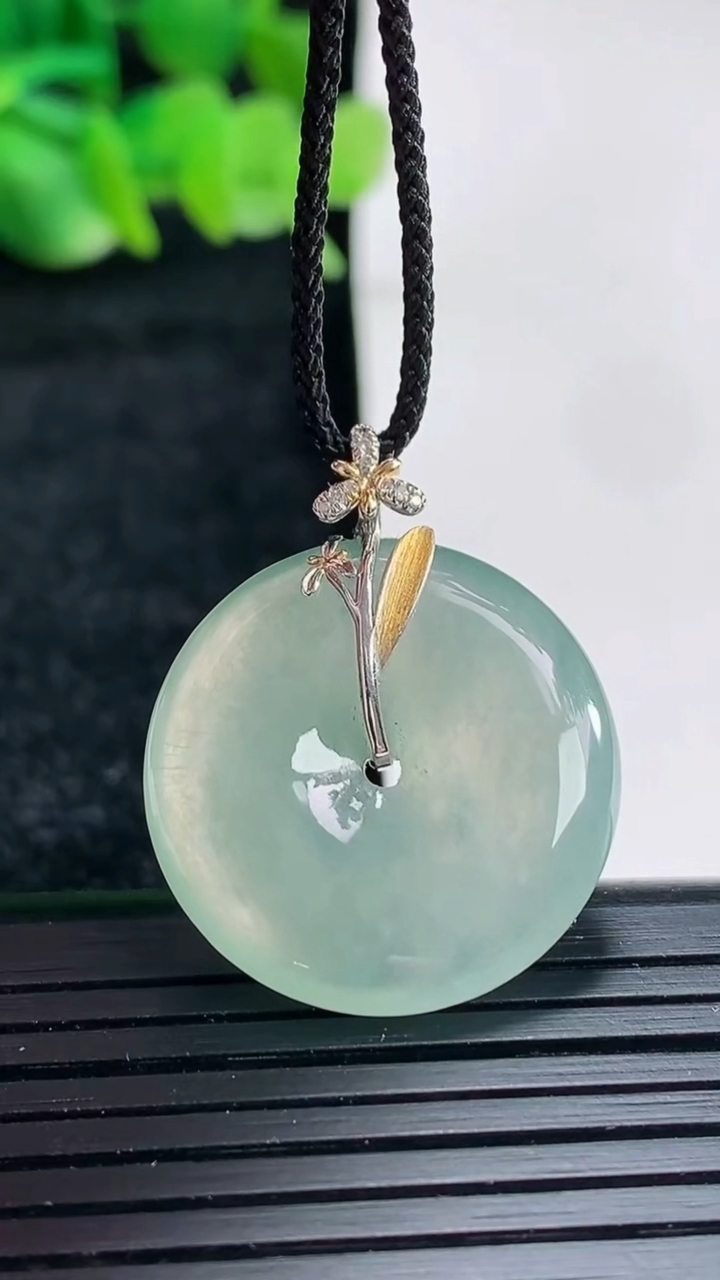 天然A货翡翠平安扣吊坠尺寸23.6-5重量:6.72g
4月17日