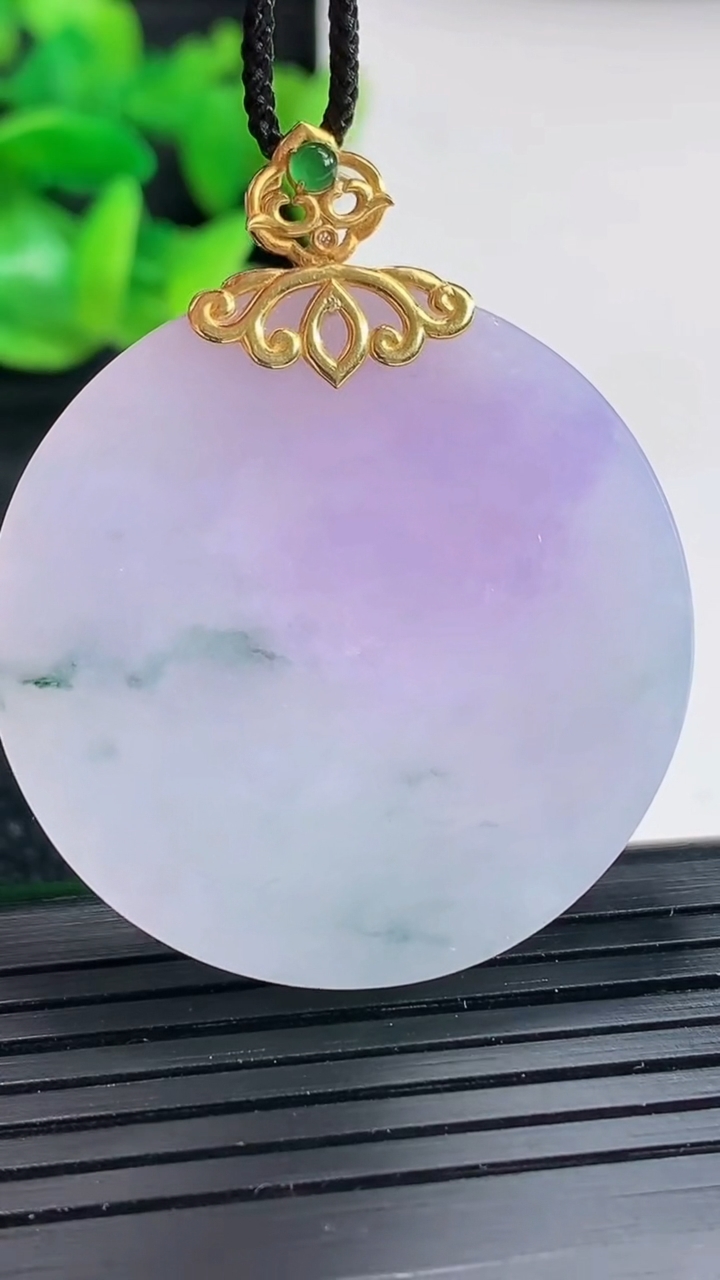 天然A货翡翠18k金紫罗兰飘花无事牌吊坠尺寸36-5.5重量:18.89g
4月17日