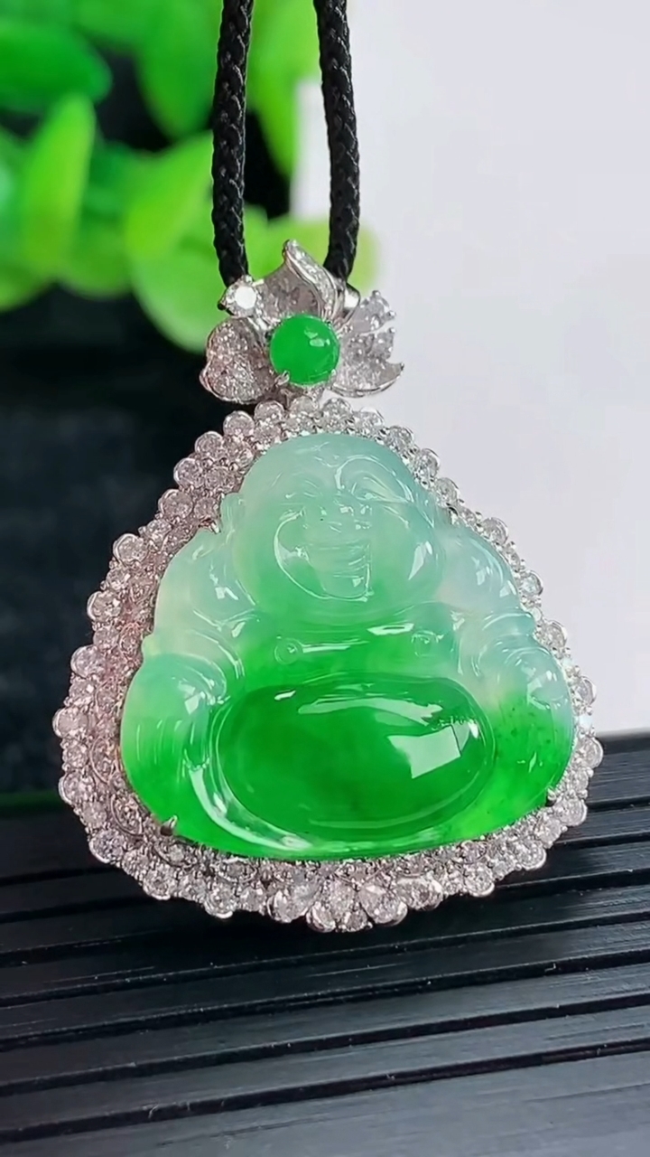 天然A货翡翠佛公吊坠尺寸34-26.5-10，裸石20-21重量:7.86g
4月17日