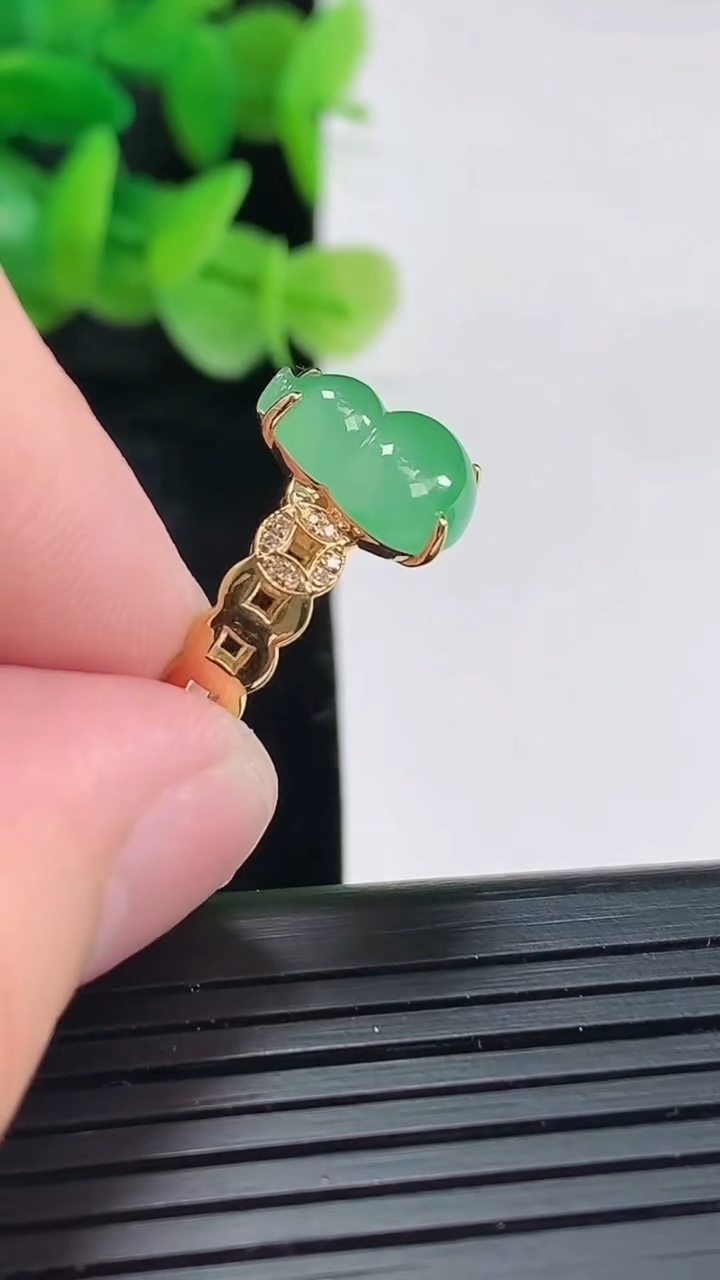 天然A货翡翠葫芦戒指尺寸内径17，尺寸11-8-5重量:2.36g2026年4月17日
工厂直销收藏佳品,种好水足，色泽均匀，有种有色，上手高大气！