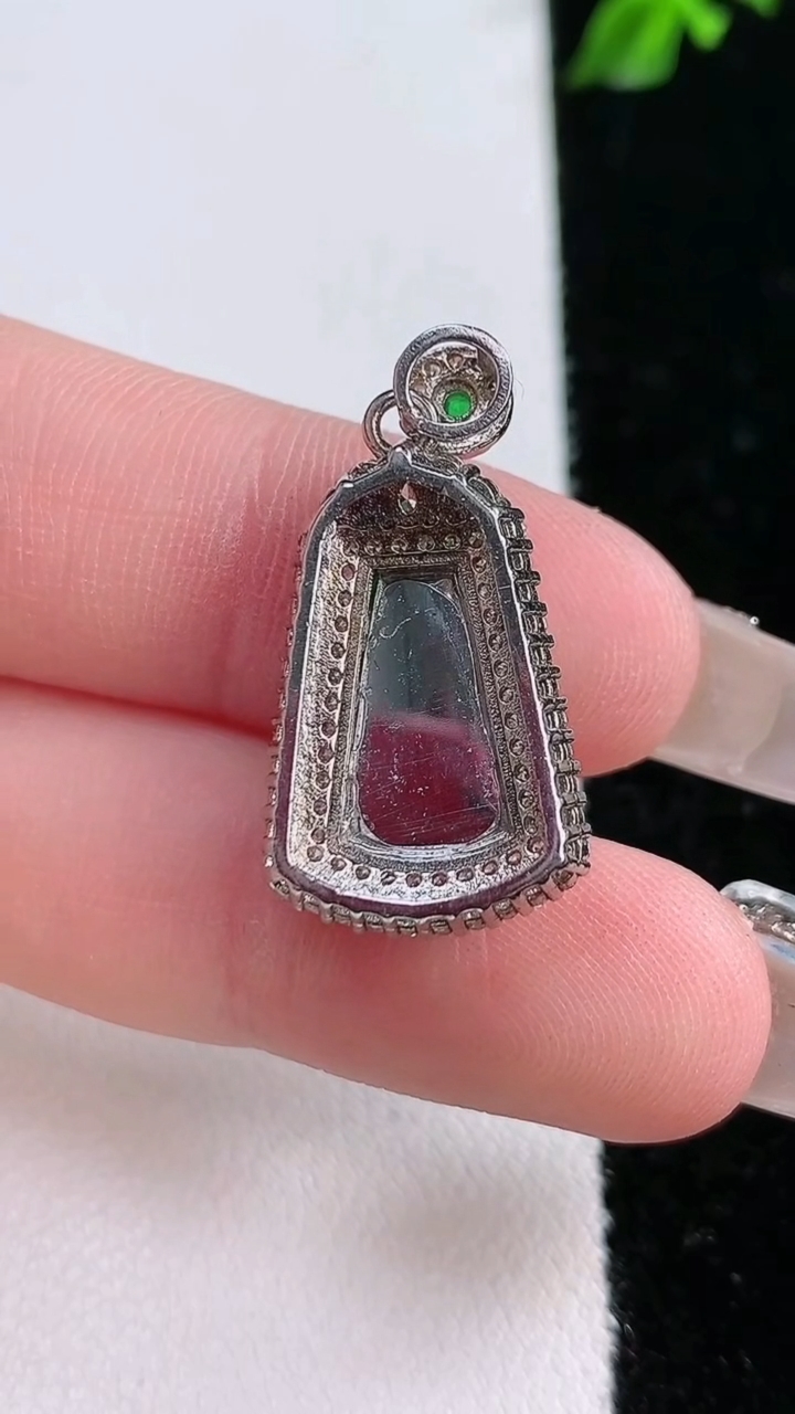 天然A货翡翠无事牌吊坠，尺寸21.5-14.5-7.5，重:3.08g
4月17日