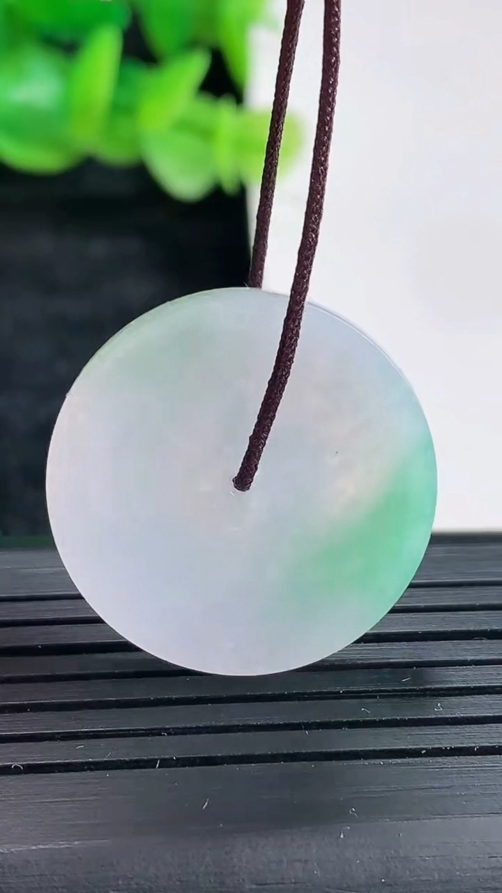 天然A货翡翠平安扣吊坠尺寸25.5-3.6重量:3.93g
4月17日