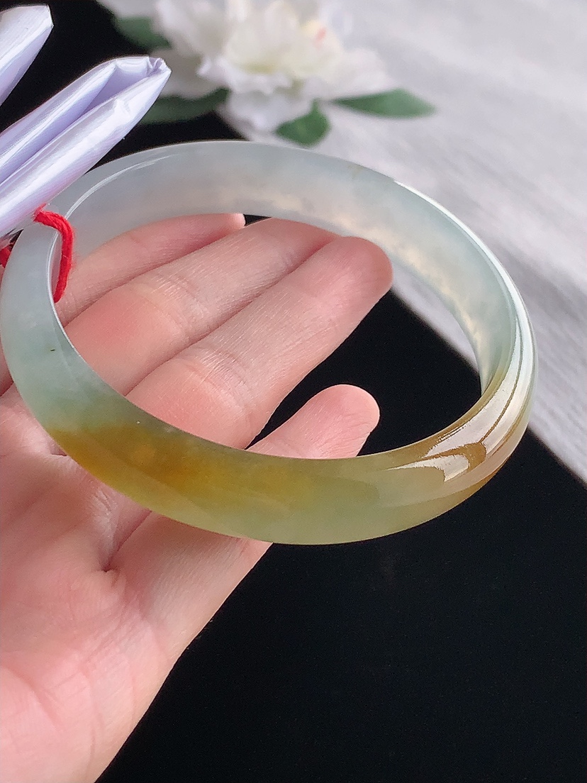 天然A货翡翠飘黄翡正装正圈手镯62-63大圈口 
尺寸62.5-13-7mm 0416