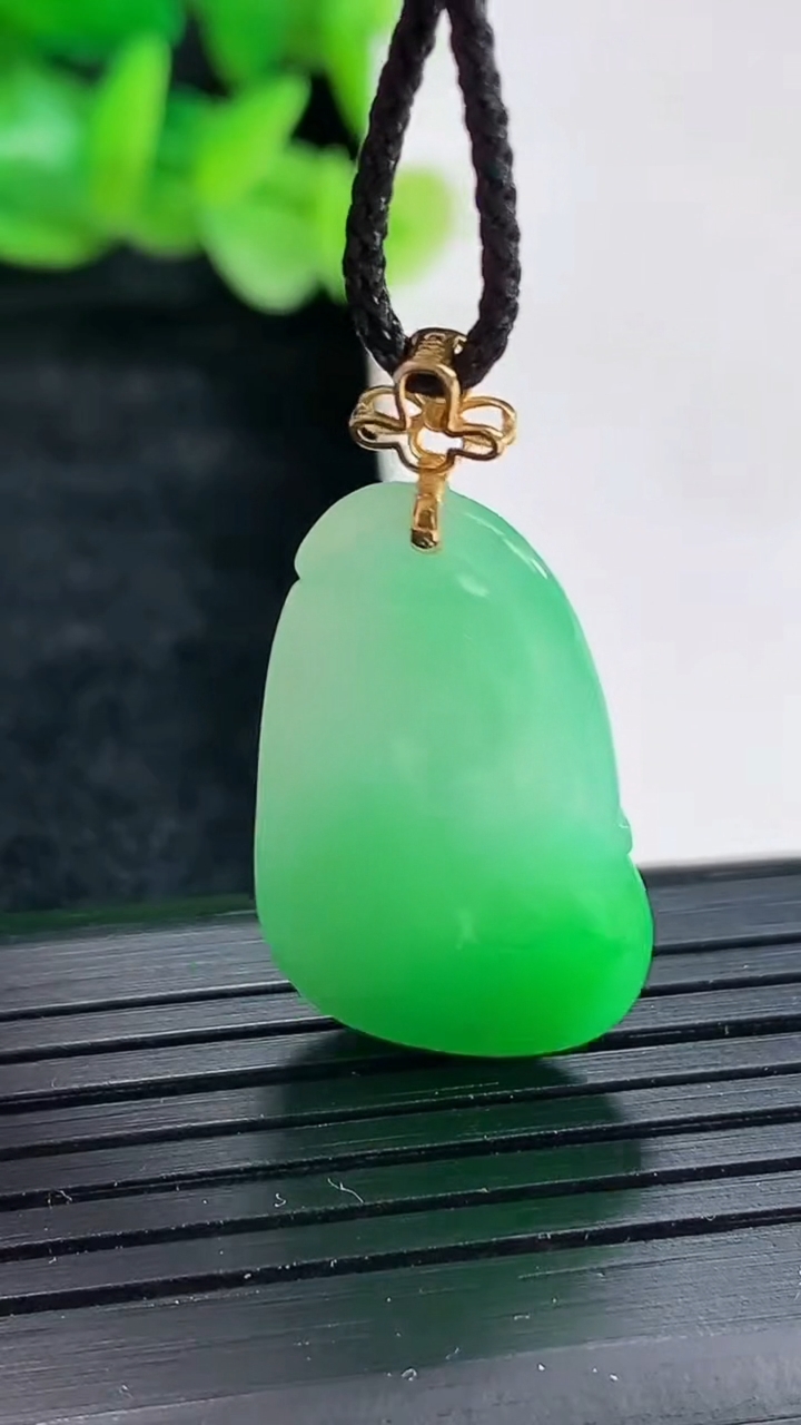 天然A货翡翠如意吊坠尺寸25-16.5-5.6重量:4.32g
4月17日