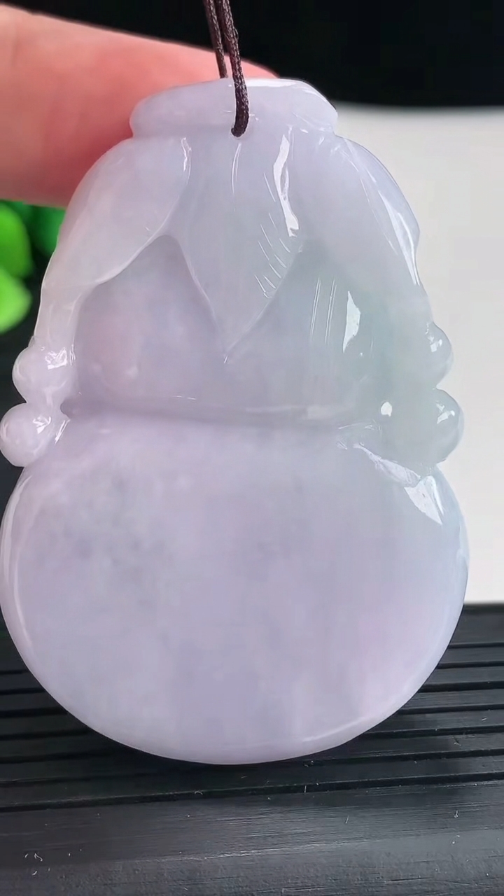 天然A货翡翠紫罗兰葫芦吊坠尺寸55.6-38.6-12.8重量:55.49g
4月17日