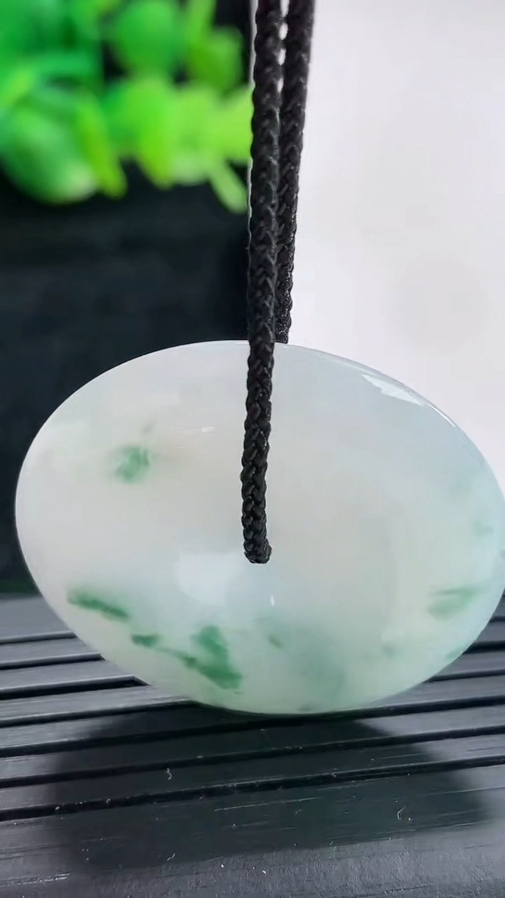 天然A货翡翠飘花平安扣吊坠尺寸32-5.5重量:12.15g
4月17日