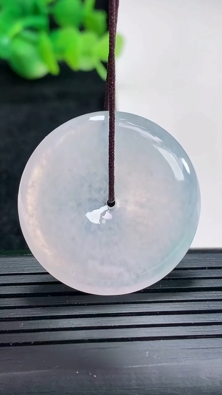 天然A货翡翠平安扣吊坠尺寸32-5.5重量:12.07g
4月17日