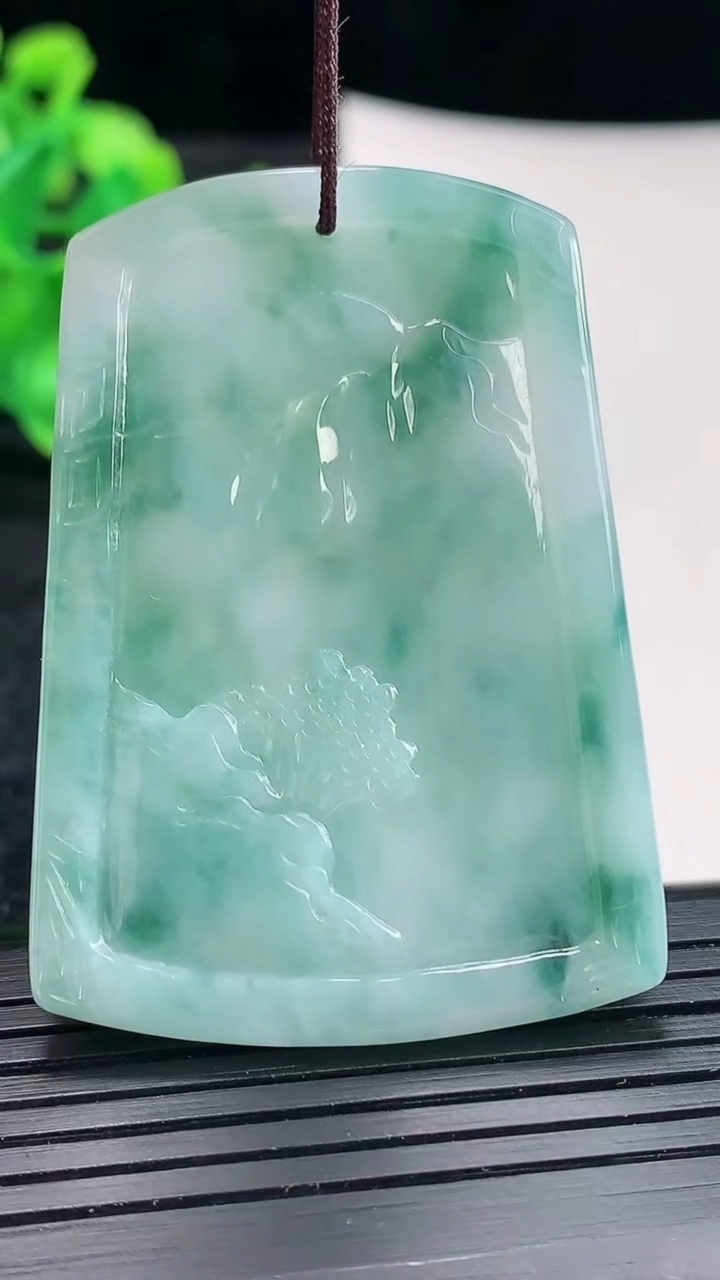 天然A货翡翠牌吊坠尺寸51-36.5-4.5重量:22.84g
4月17日