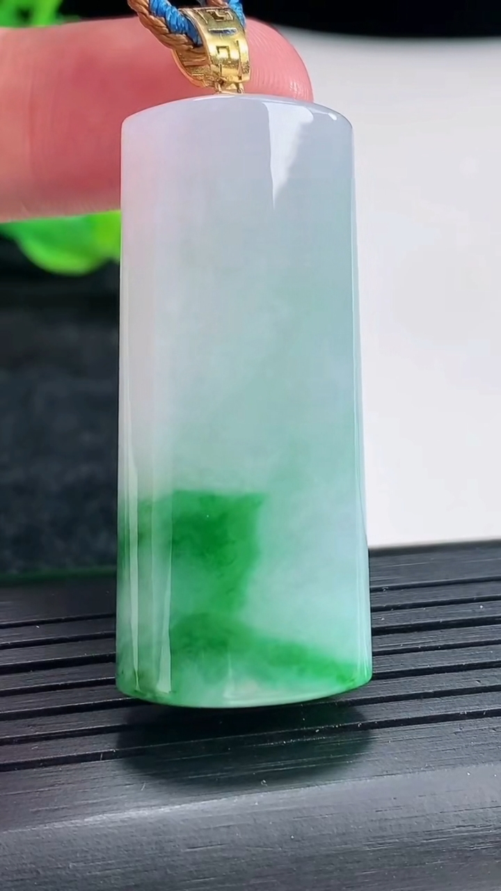 天然A货翡翠平安柱吊坠尺寸46-19.6-10.5重量:27.40g
4月17日