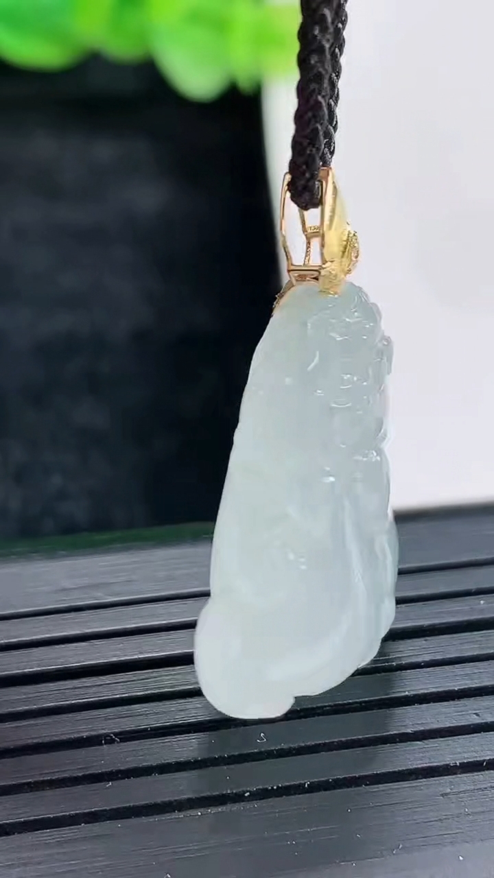 天然A货翡翠18k金飘花貔貅吊坠尺寸24.5-17.4-10.6重量:7.40g
4月17日