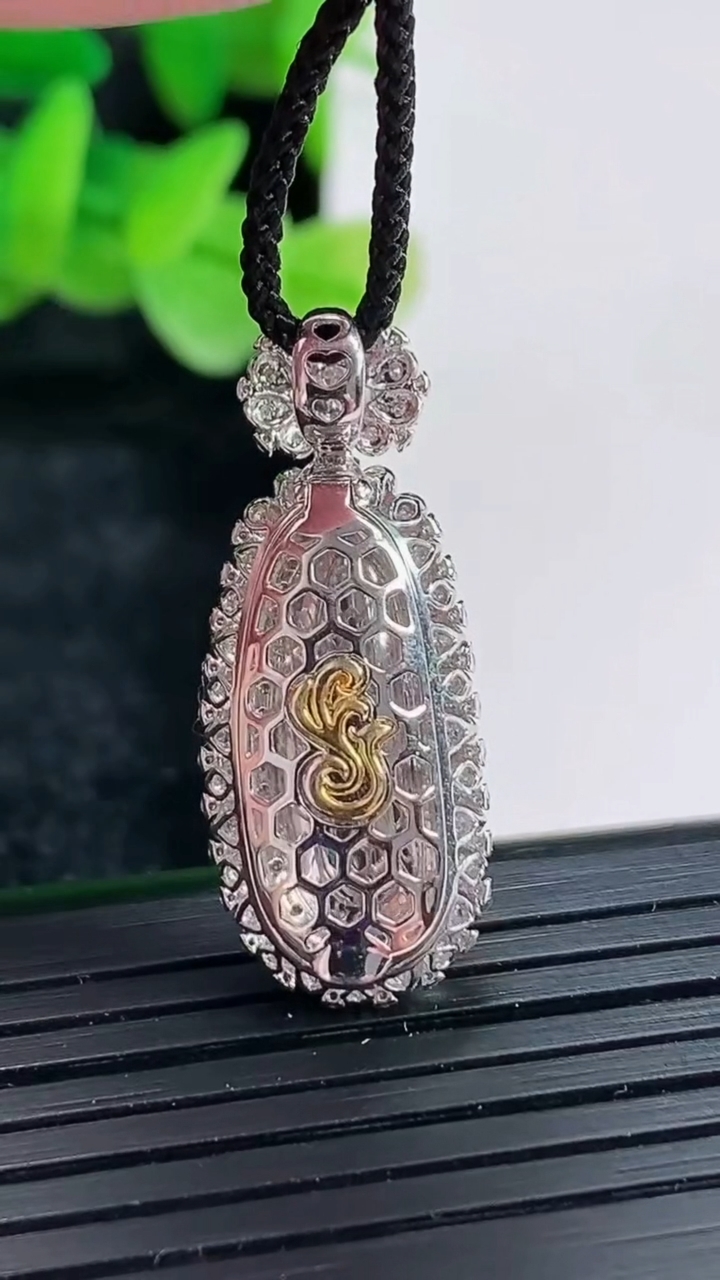 天然A货翡翠福瓜吊坠尺寸29.5-12-9.2，裸石18-6.5重量:3.62g
4月17日