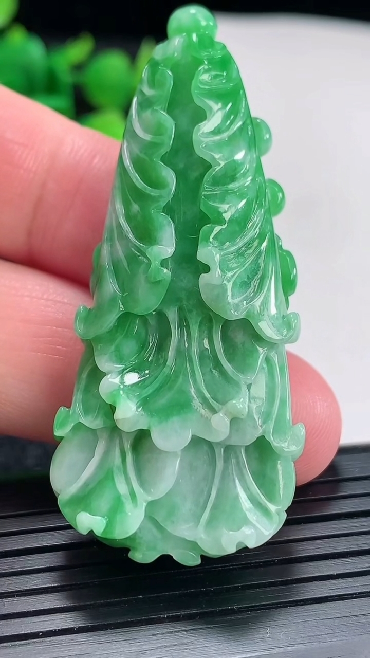 天然A货翡翠白菜吊坠尺寸56.6-25-11.2重量:21.38g
4月17日