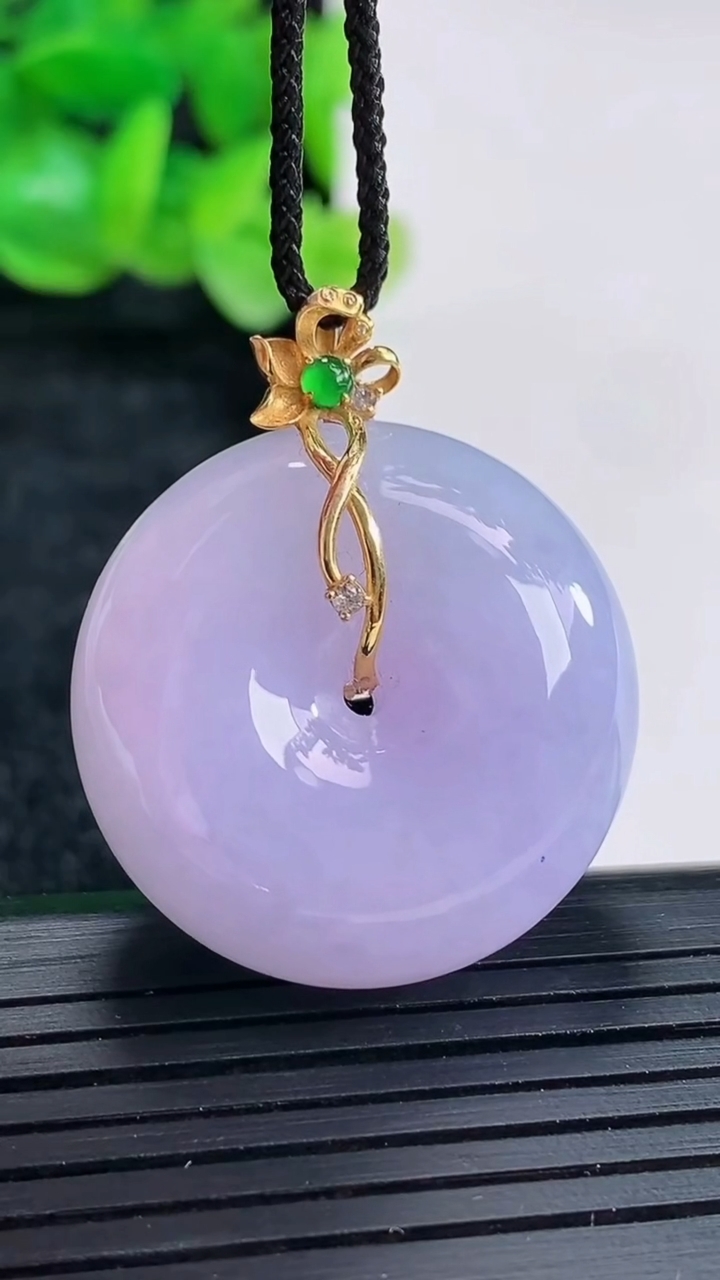 天然A货翡翠18k金紫罗兰平安扣吊坠尺寸28-12.5重量:21.03g
4月17日