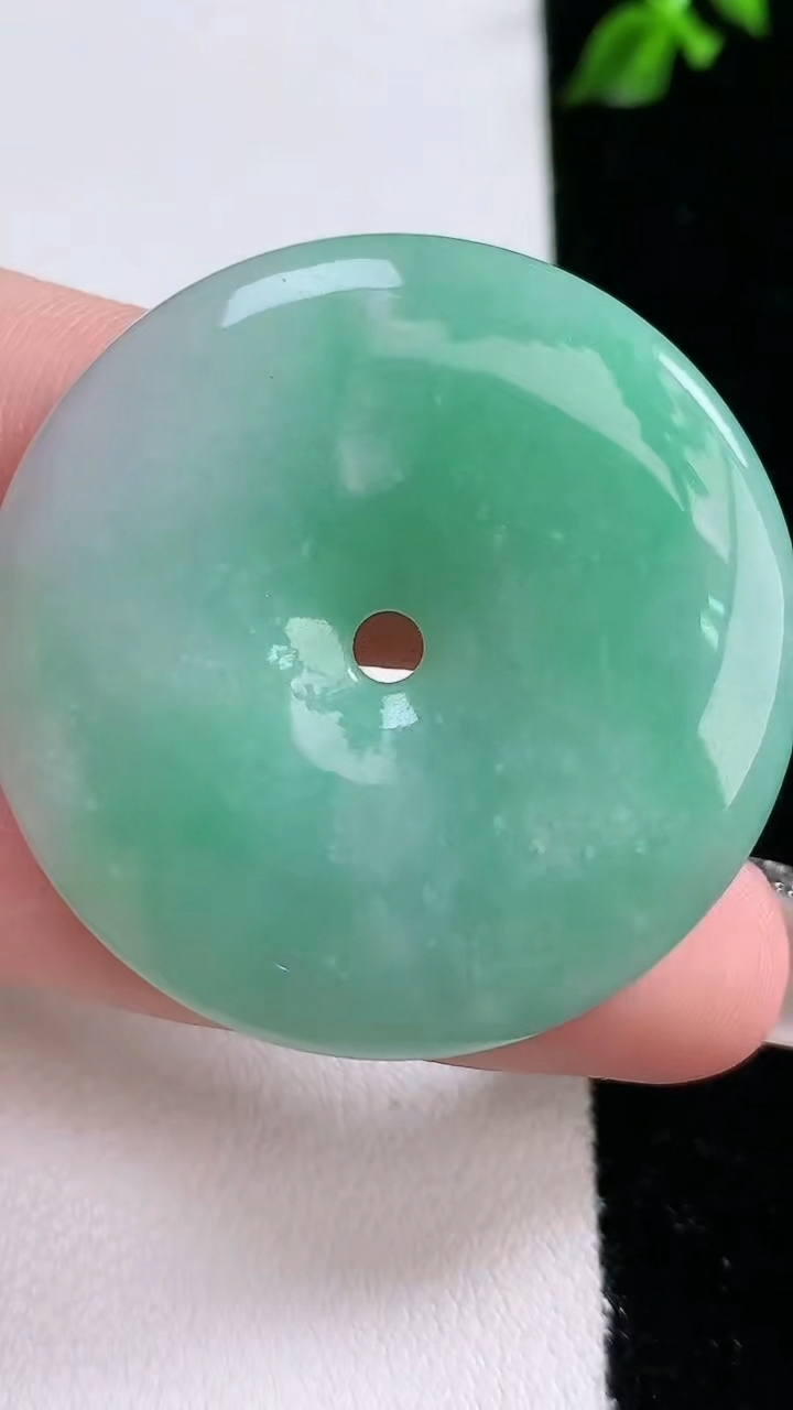 天然A货翡翠平安扣吊坠，尺寸38.6-6.6，重:21.41g
4月17日