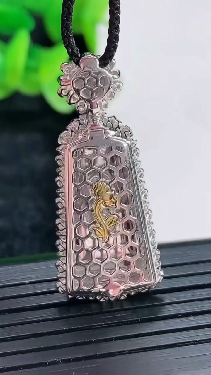 天然A货翡翠无事牌吊坠尺寸37-15.6-9，裸石23-12重量:4.64g
4月17日