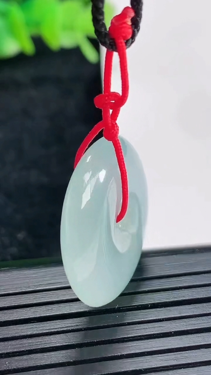 天然A货翡翠飘花平安扣吊坠尺寸23.6-6重量:6.80g
4月17日