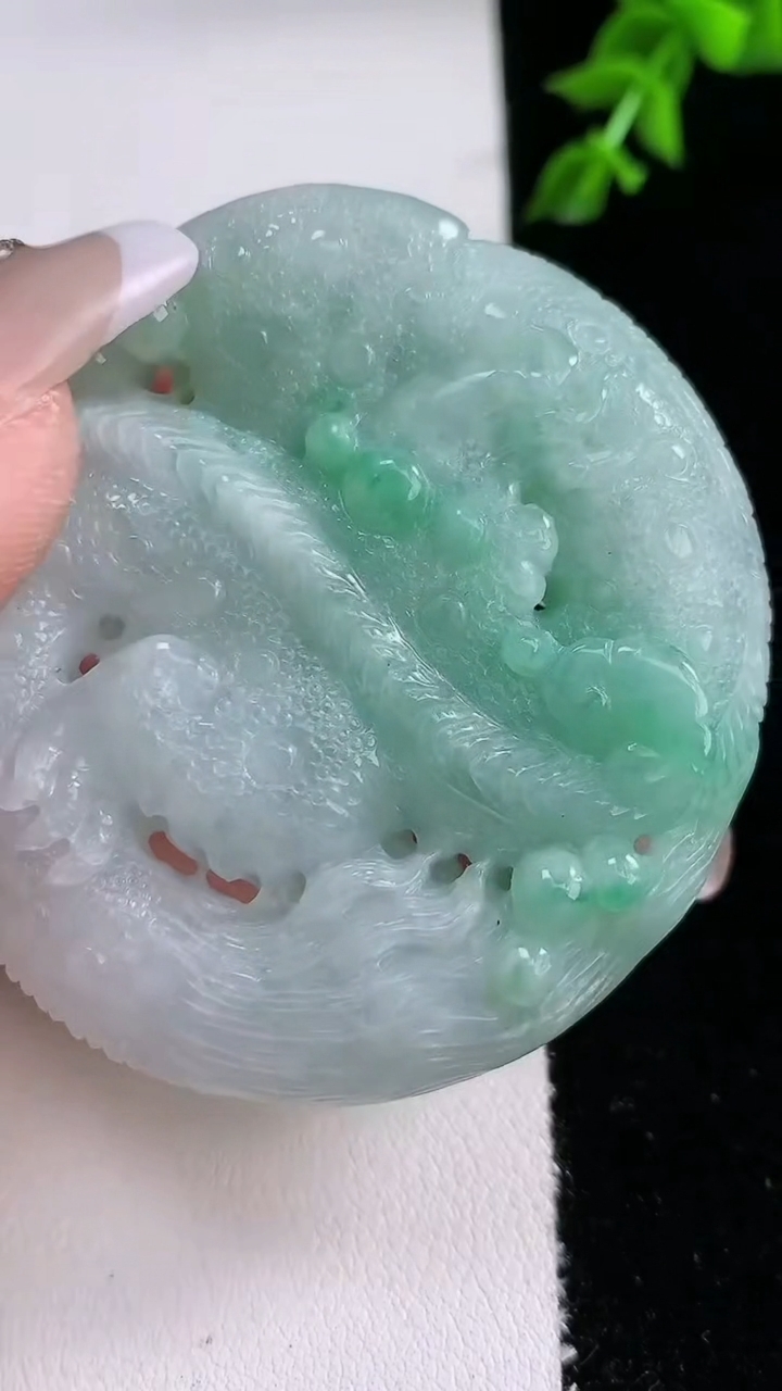 天然A货翡翠龙牌吊坠，尺寸55.1-13.2，重:61.15g
4月17日