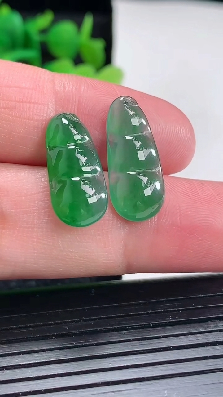 天然A货翡翠福豆镶嵌件一对尺寸20.5-10-3.6重量:2.20g
4月17日