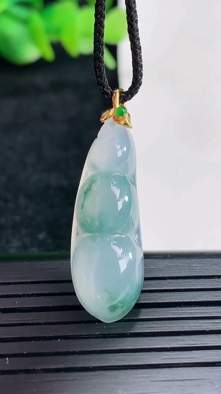 天然A货翡翠18k金飘花福豆吊坠尺寸28.5-10.5-5.5重量:3.27g
4月17日