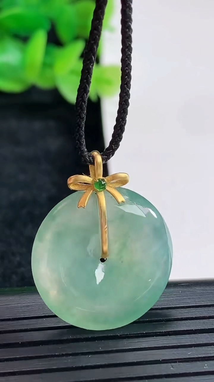 天然A货翡翠平安扣吊坠尺寸22-4.5重量:4.62g
4月17日