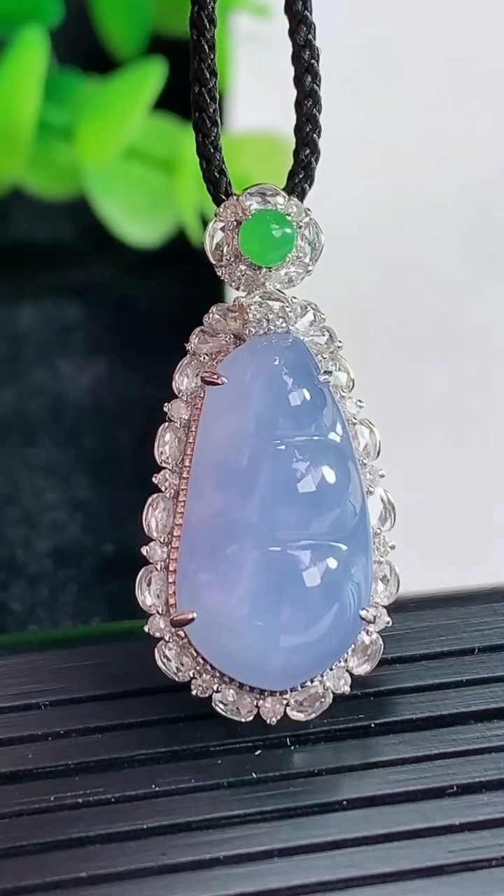 天然A货翡翠种紫罗兰福豆吊坠尺寸30-14-11，裸石19-11重量:4.57g
4月17日