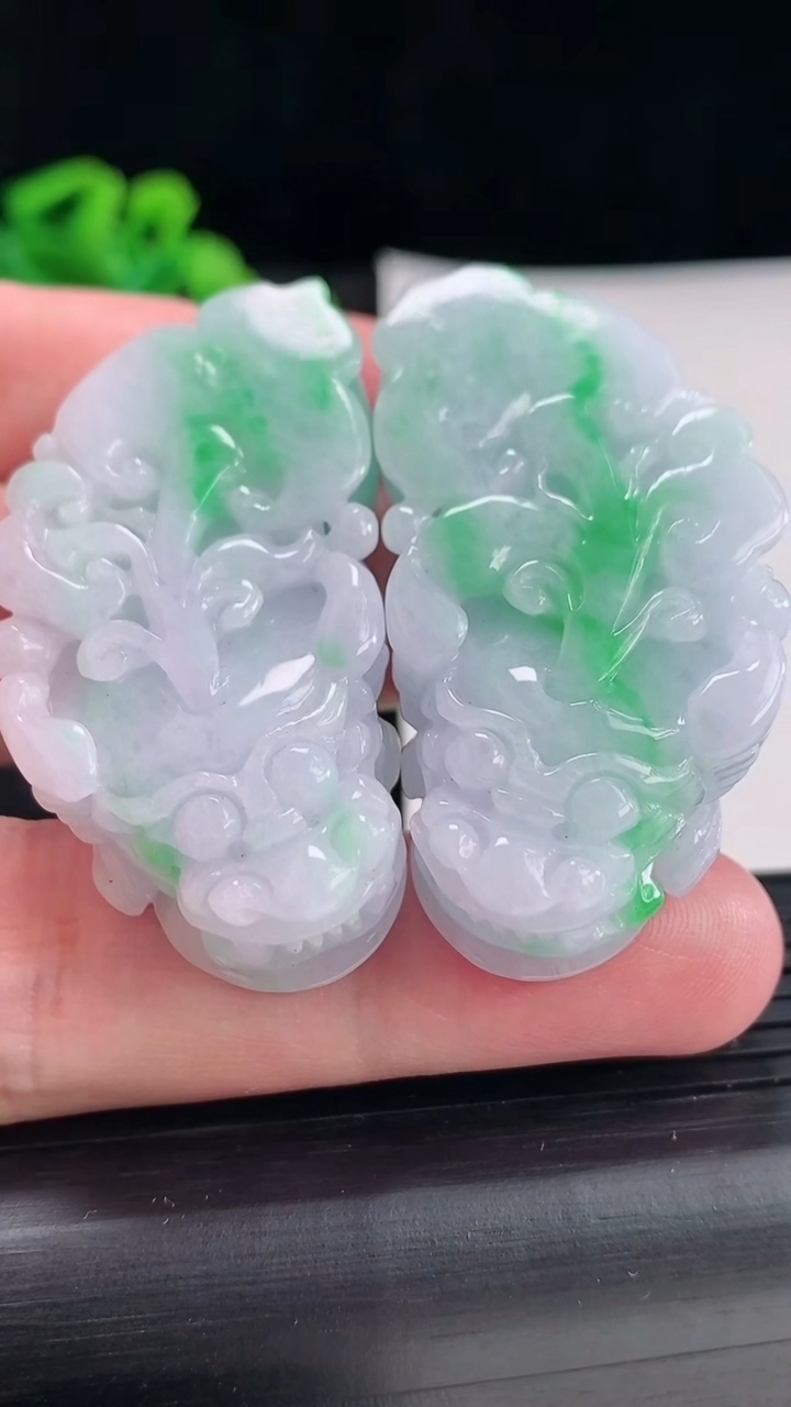 天然A货翡翠貔貅吊坠一对尺寸50-26-13重量:65.95g
4月17日