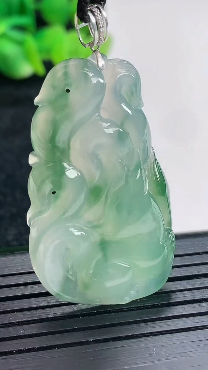 天然A货翡翠种飘花九尾狐吊坠尺寸39-24-6重量:9.55g
4月17日