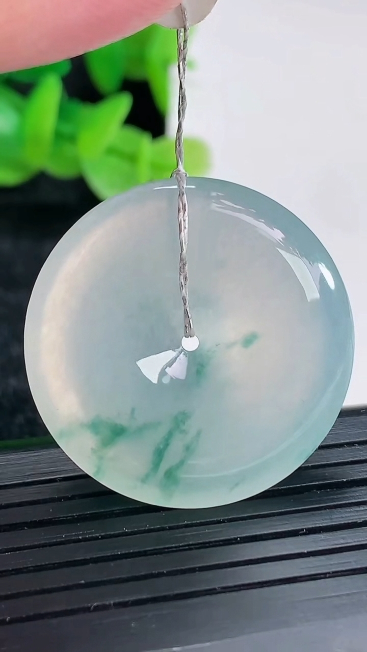 天然A货翡翠种飘花平安扣吊坠尺寸30-5.5重量:10.52g
4月17日