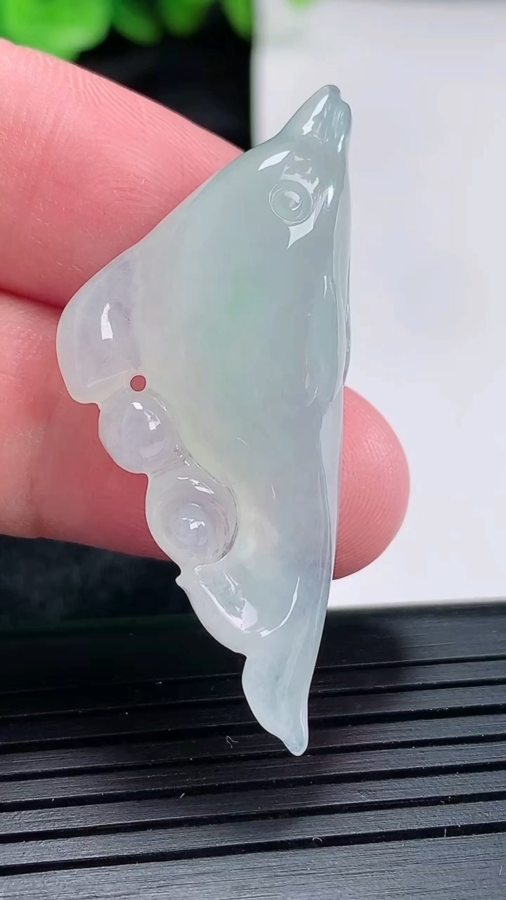 天然A货翡翠年年有余吊坠尺寸46.5-21-8.5重量:9.10g
4月17日