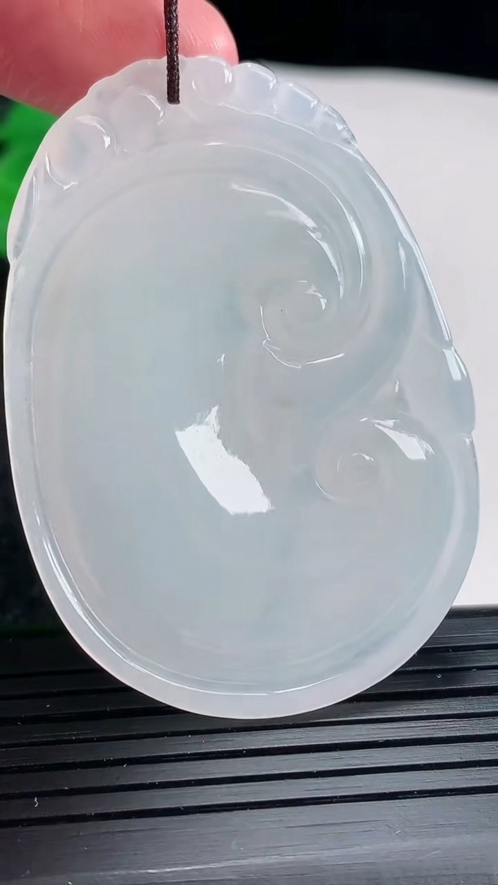 天然A货翡翠如意吊坠尺寸55.5-39.6-5.5重量:23.17g
4月17日