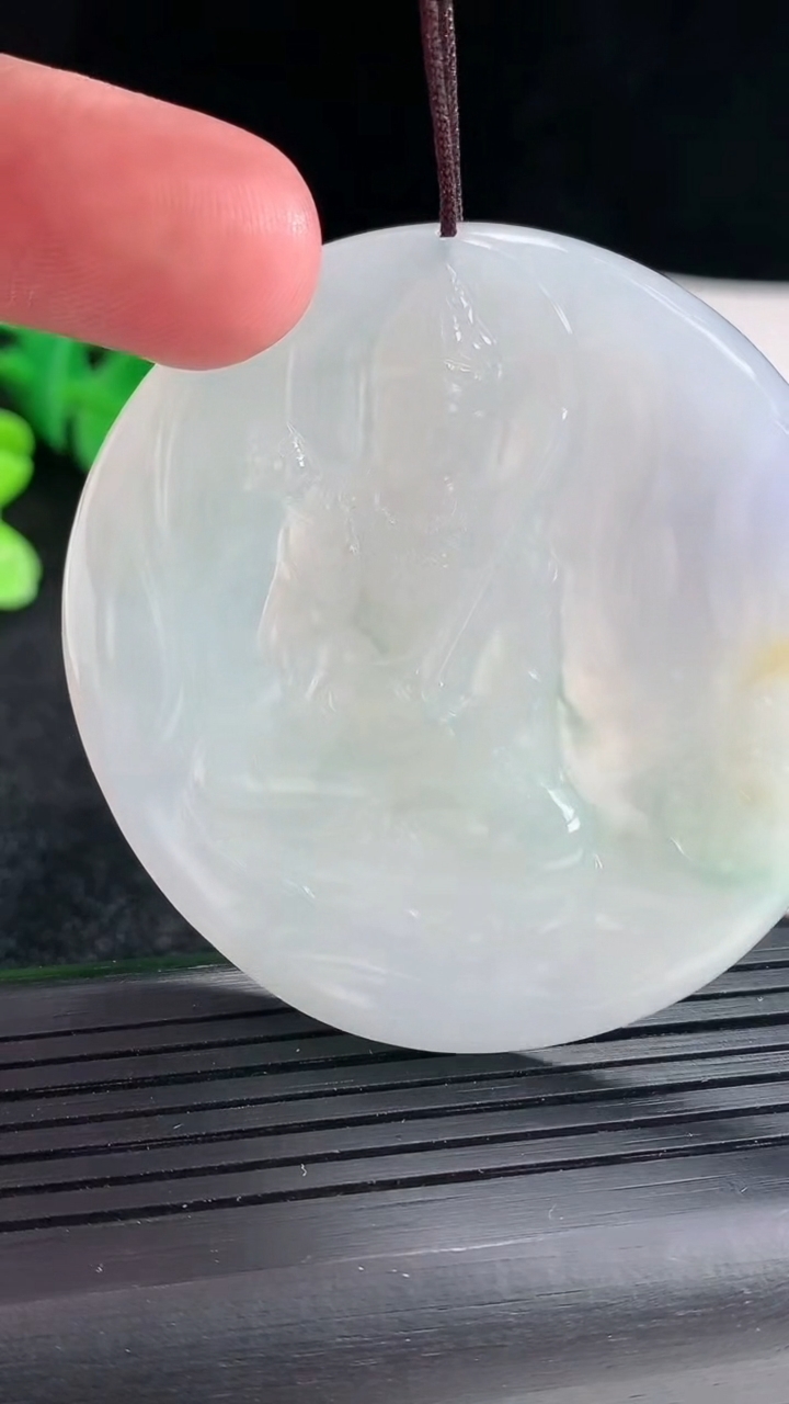 天然A货翡翠三彩飘花虚空藏菩萨吊坠尺寸55-5.5重量:33.56g
4月17日